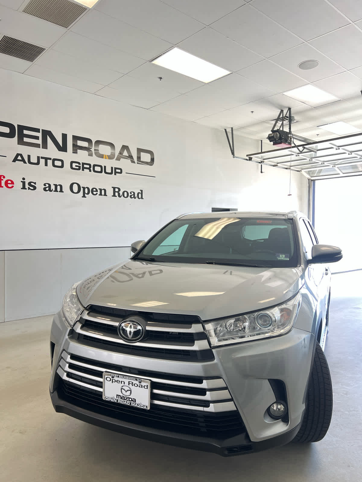 Used 2017 Toyota Highlander XLE AWD/4WD image 1