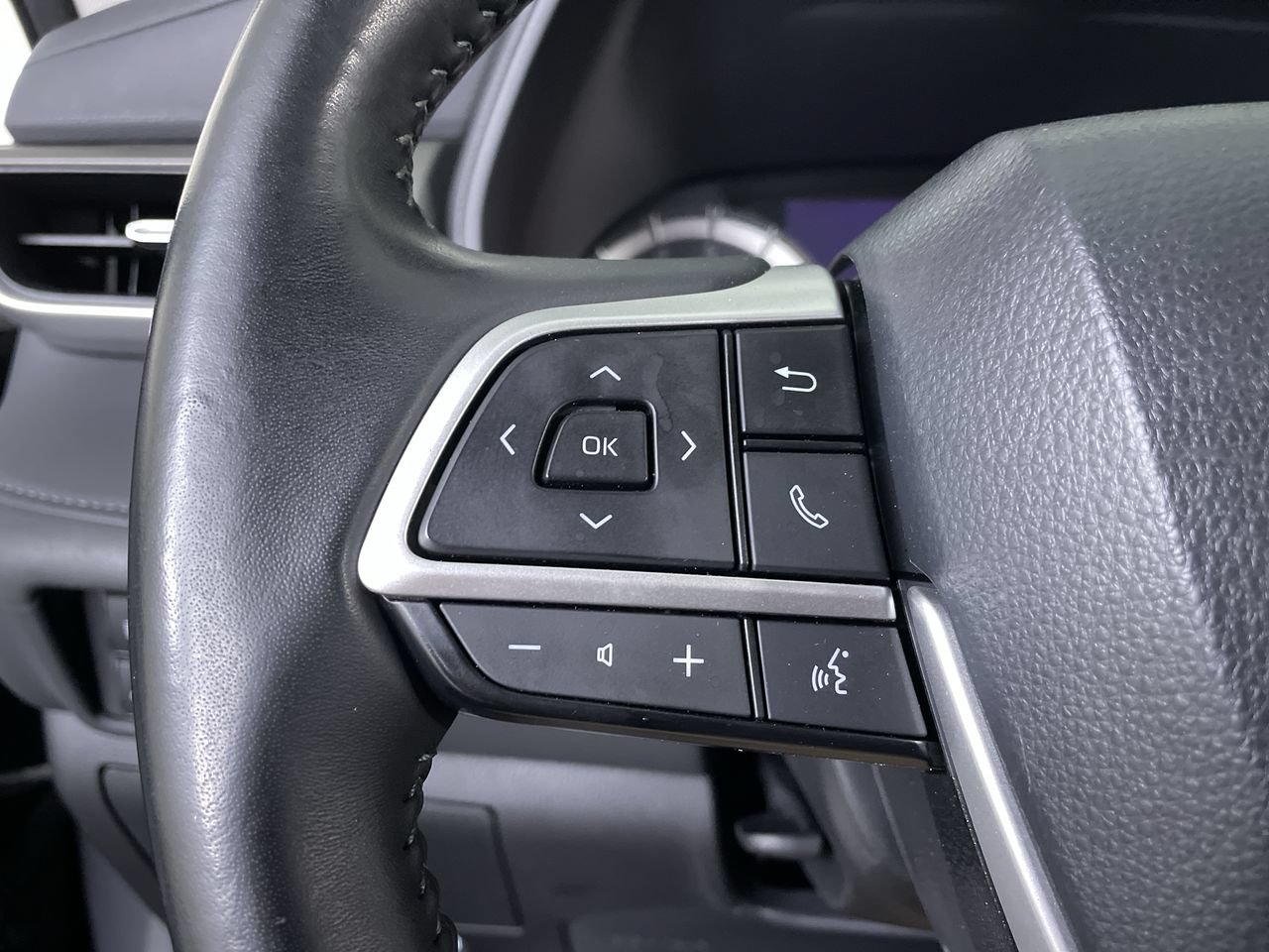 Used 2023 Toyota Highlander LE AWD/4WD image 27