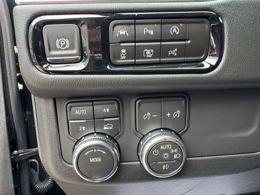 Used 2026 GMC Yukon Denali AWD/4WD image 12
