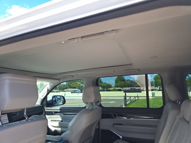 Used 2022 Jeep Wagoneer Series III w/ Premium Group I AWD/4WD image 9