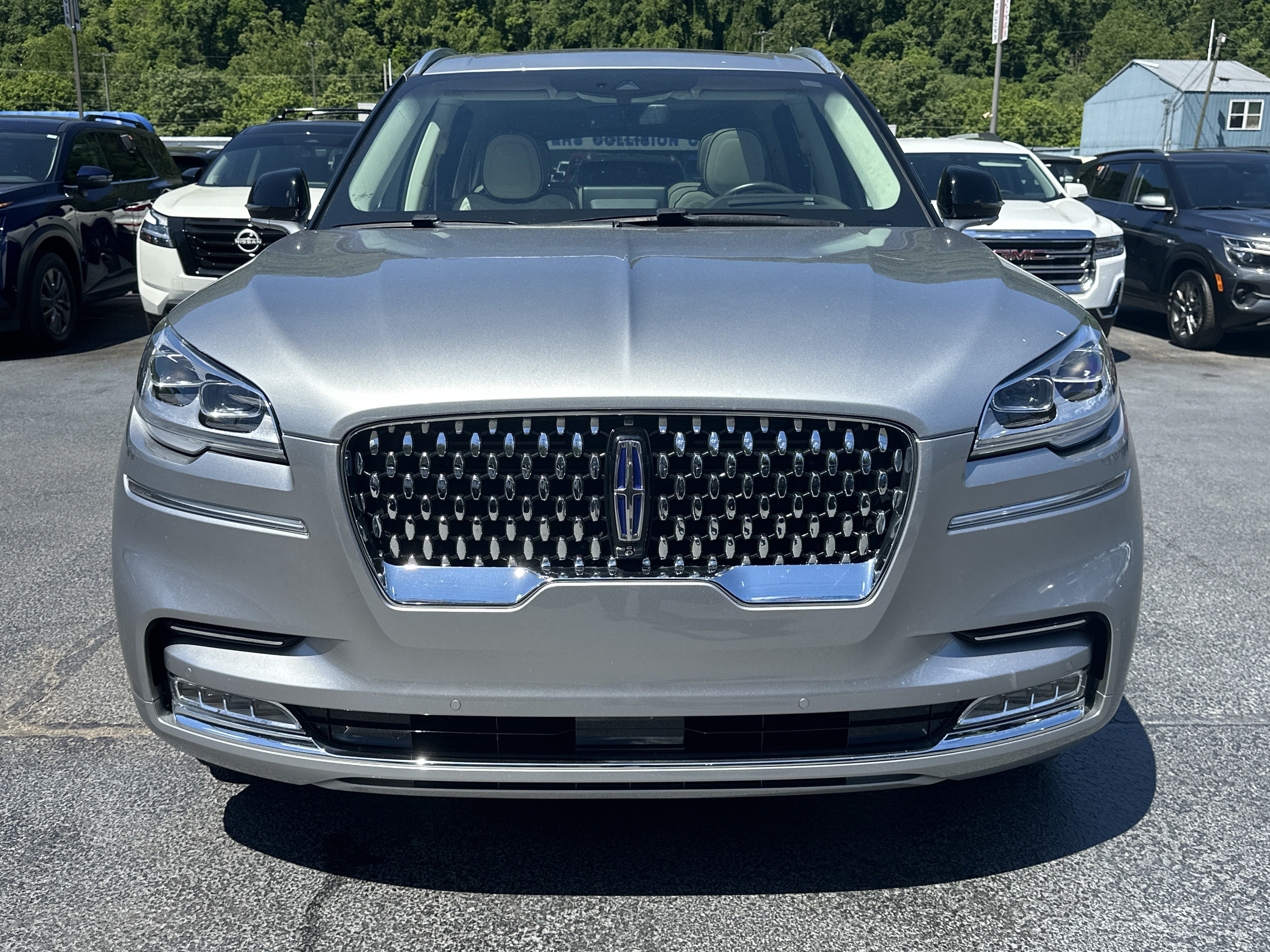 Used 2023 Lincoln Aviator Black Label Grand Touring AWD/4WD image 2