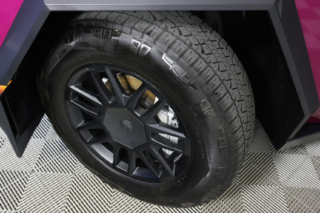 Used 2024 Tesla Cybertruck AWD Crew Cab image 42