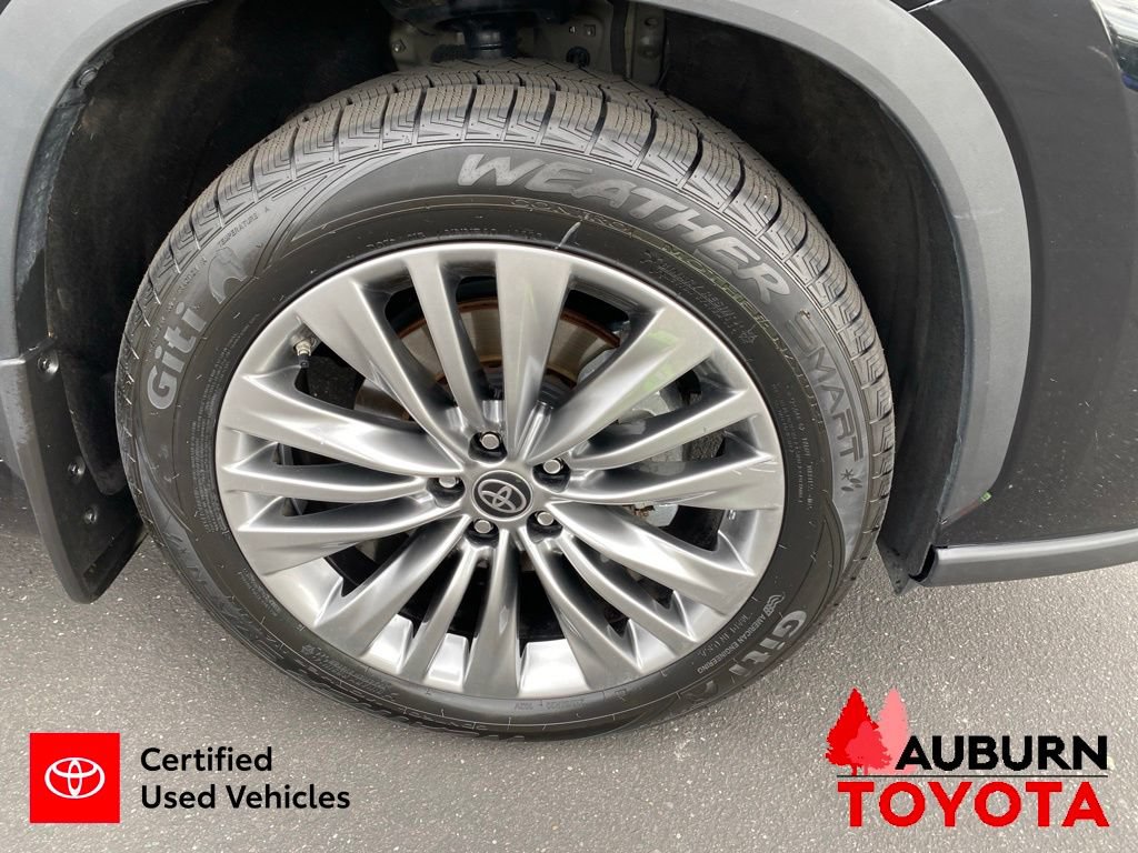 Certified 2024 Toyota Highlander Platinum AWD/4WD image 11