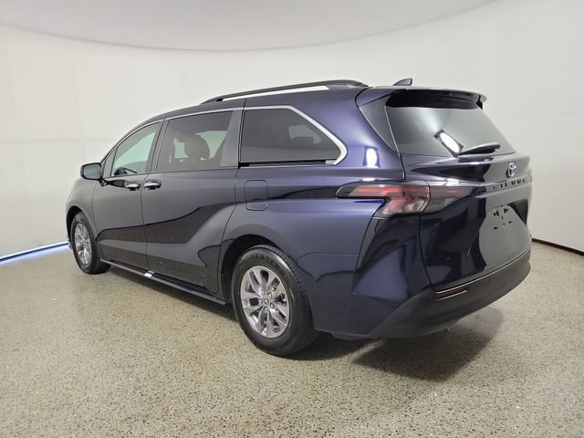 Used 2024 Toyota Sienna XLE FWD image 7