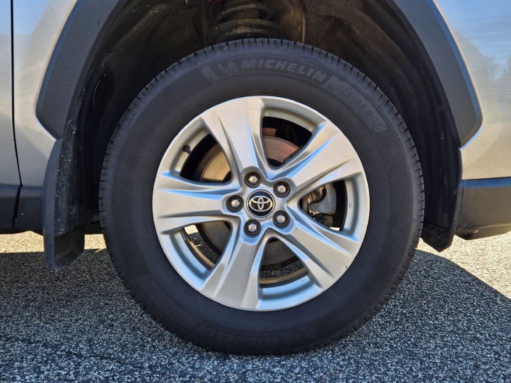 Used 2021 Toyota RAV4 XLE AWD/4WD image 10