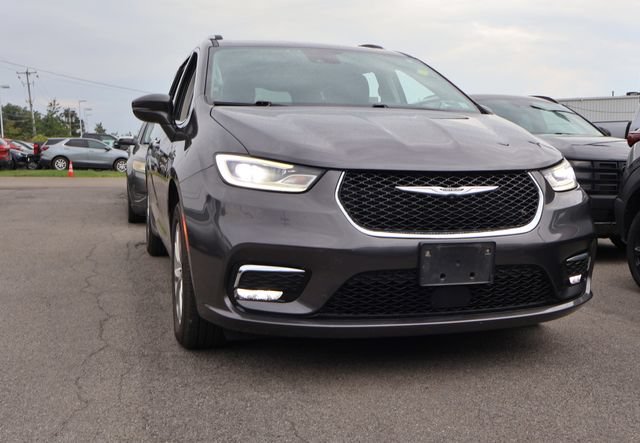 Used 2021 Chrysler Pacifica Touring-L w/ Uconnect Theater Family Group AWD/4WD image 7