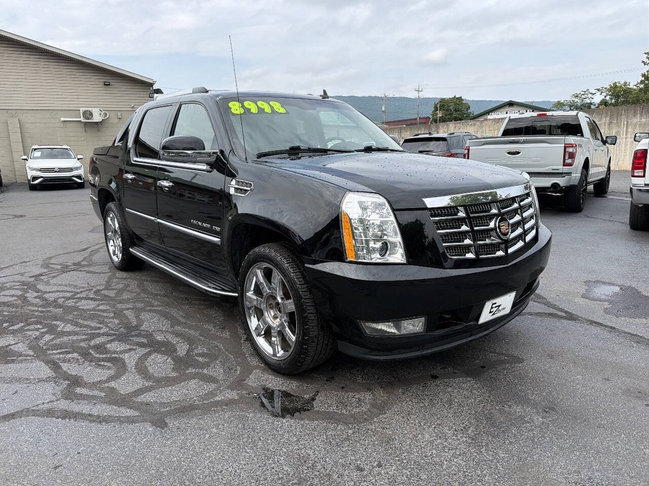 Used 2011 Cadillac Escalade EXT Luxury AWD/4WD image 2