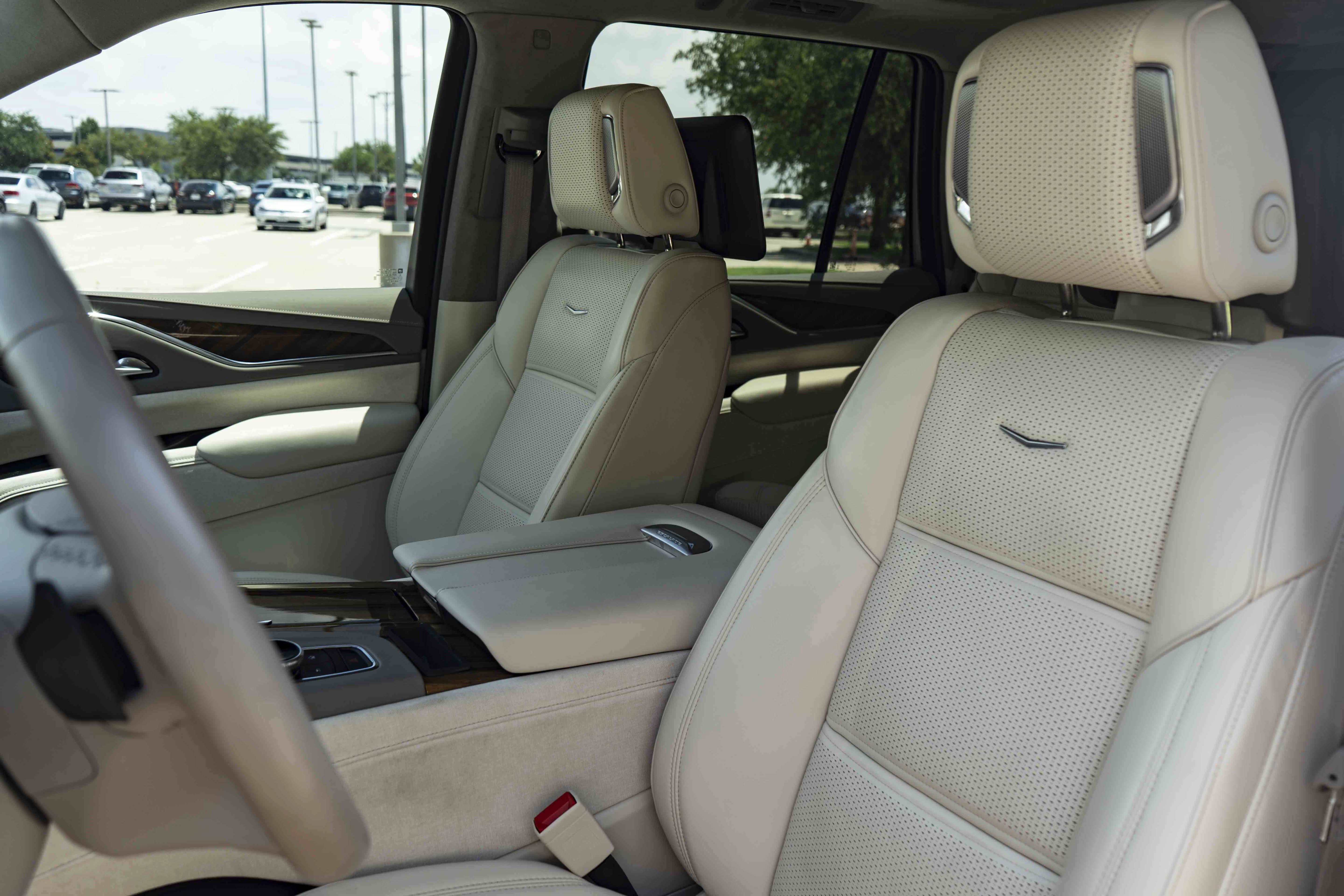 Used 2024 Cadillac Escalade Premium Luxury Platinum w/ LPO, Floor Liner Package AWD/4WD image 19