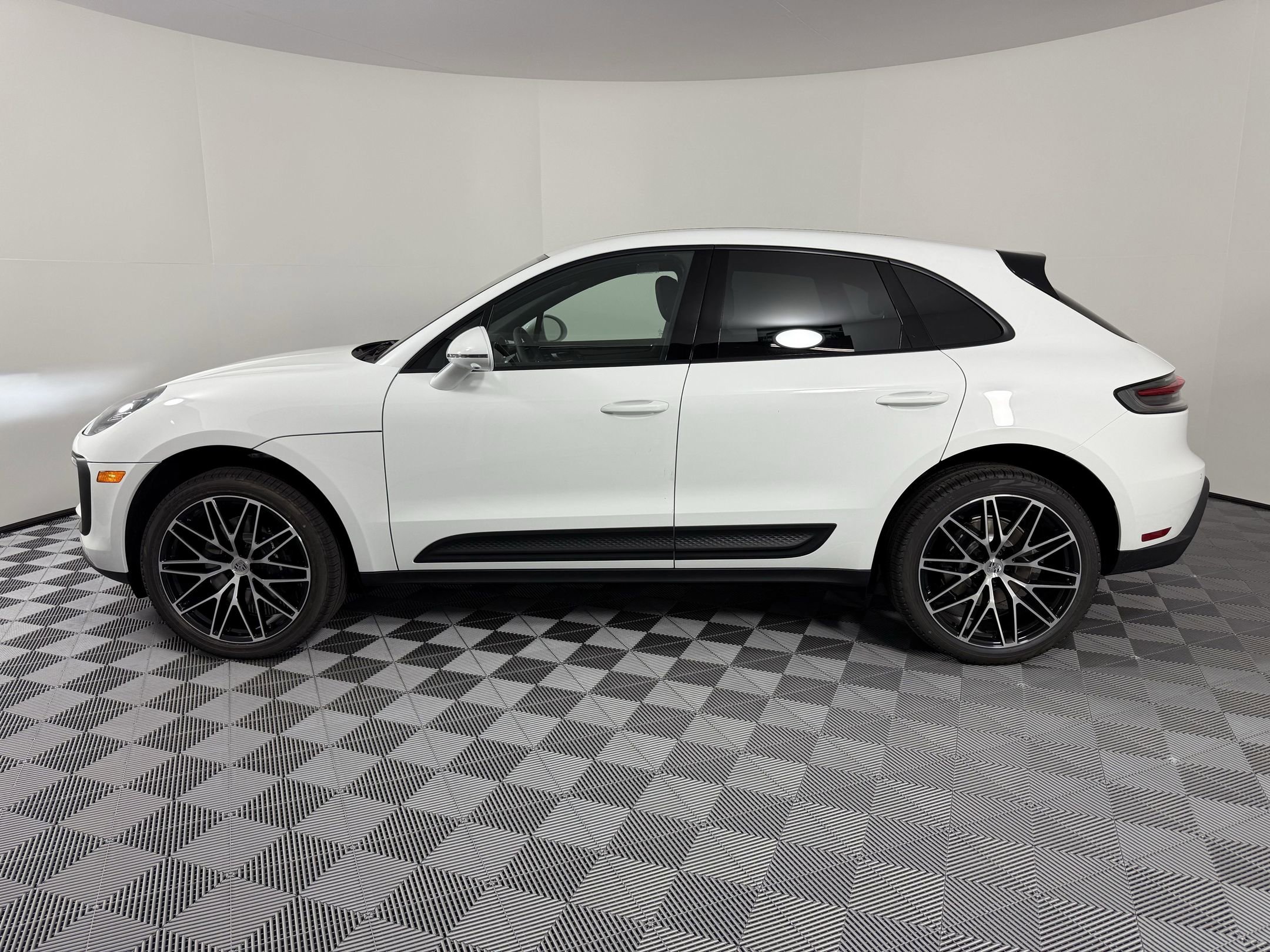 New 2025 Porsche Macan image 2
