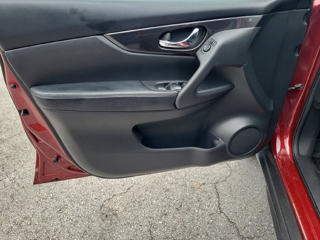 Used 2018 Nissan Rogue SV AWD/4WD image 24