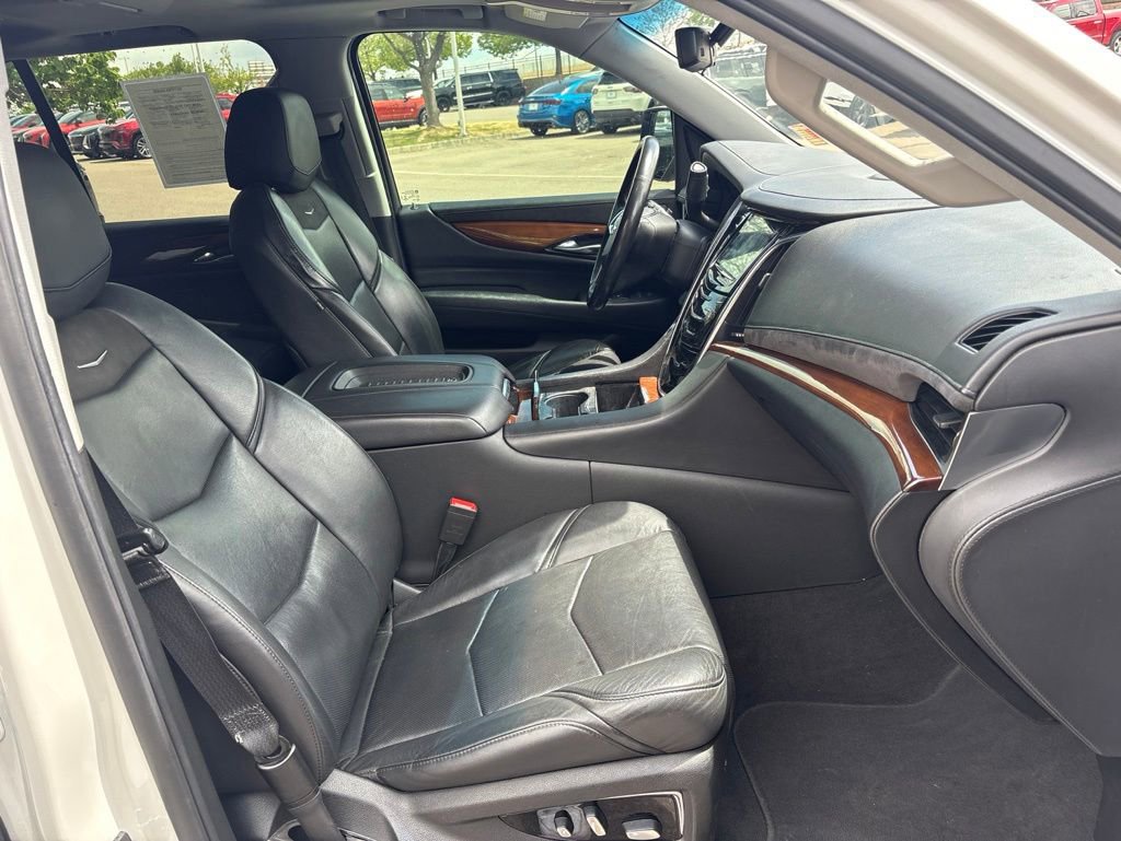 Used 2019 Cadillac Escalade Luxury AWD/4WD image 25