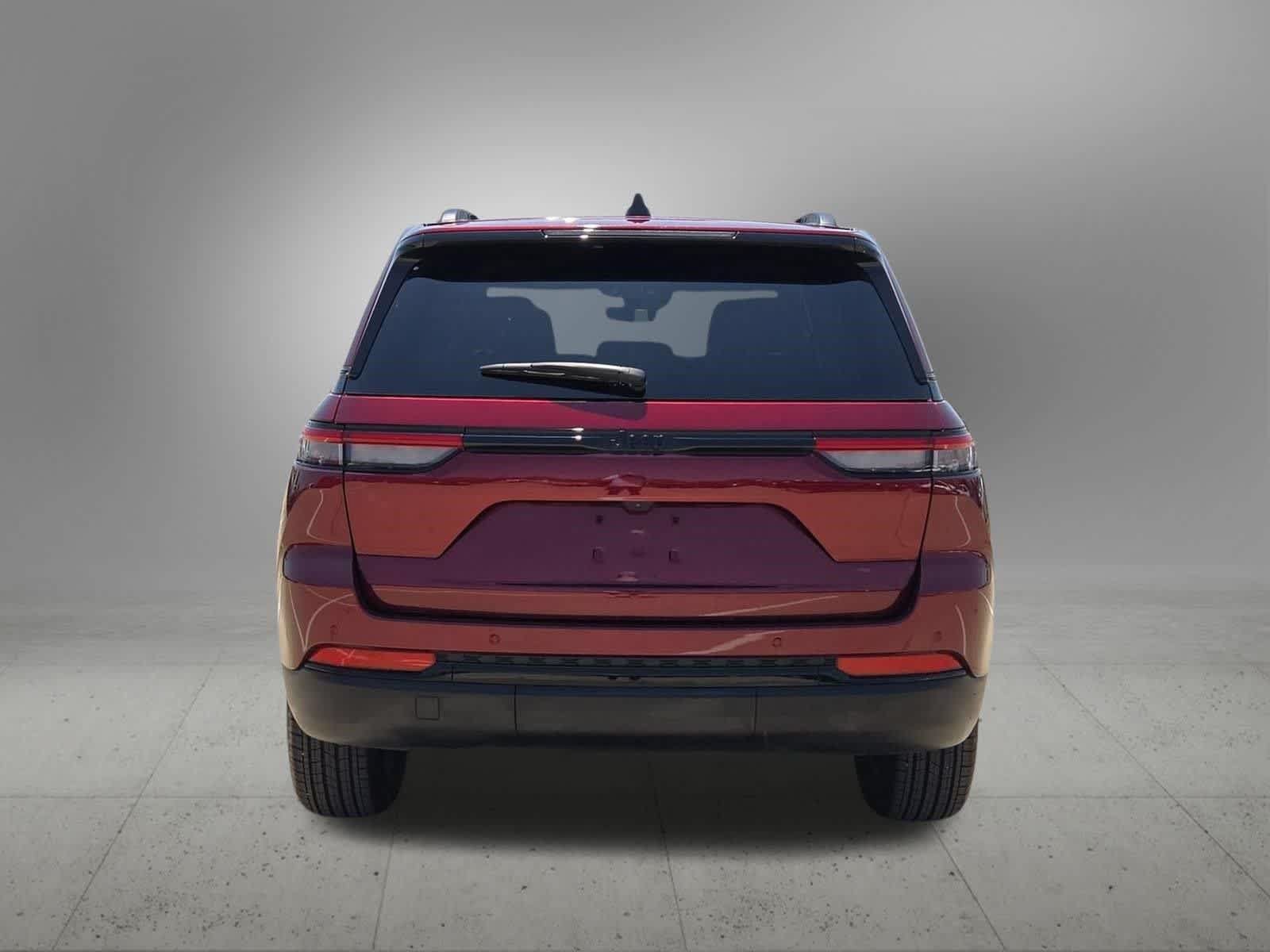 Used 2025 Jeep Grand Cherokee Altitude RWD image 5