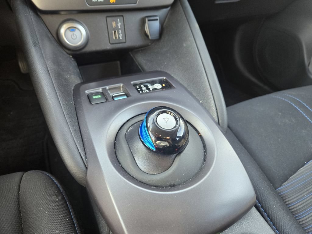 Certified 2025 Nissan Leaf S FWD image 18