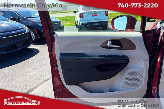 Used 2019 Chrysler Pacifica Touring-L FWD image 11