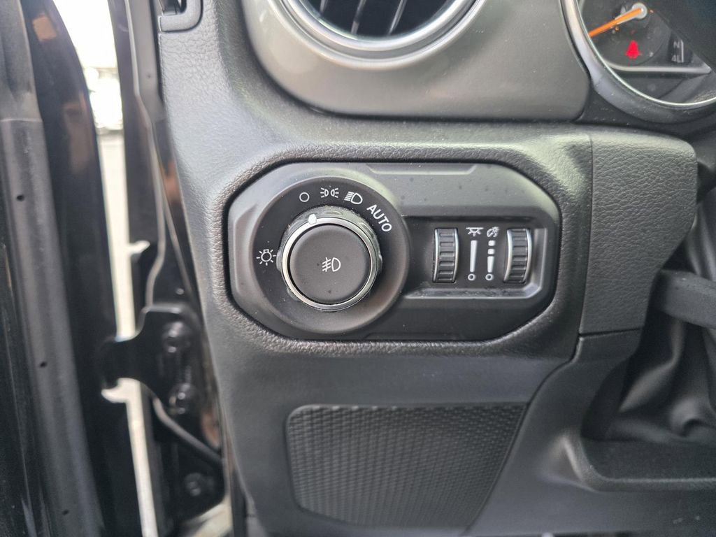 Used 2022 Jeep Wrangler Unlimited Sahara AWD/4WD image 15