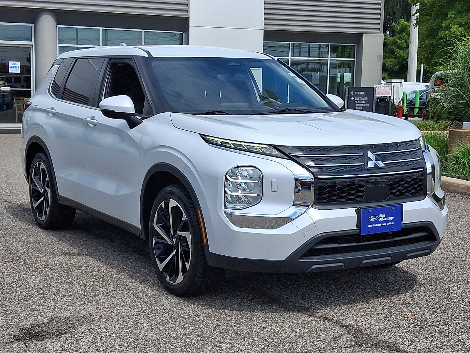 Used 2022 Mitsubishi Outlander ES AWD/4WD image 2