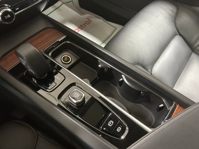Used 2025 Volvo V60 B5 Cross Country Plus image 21