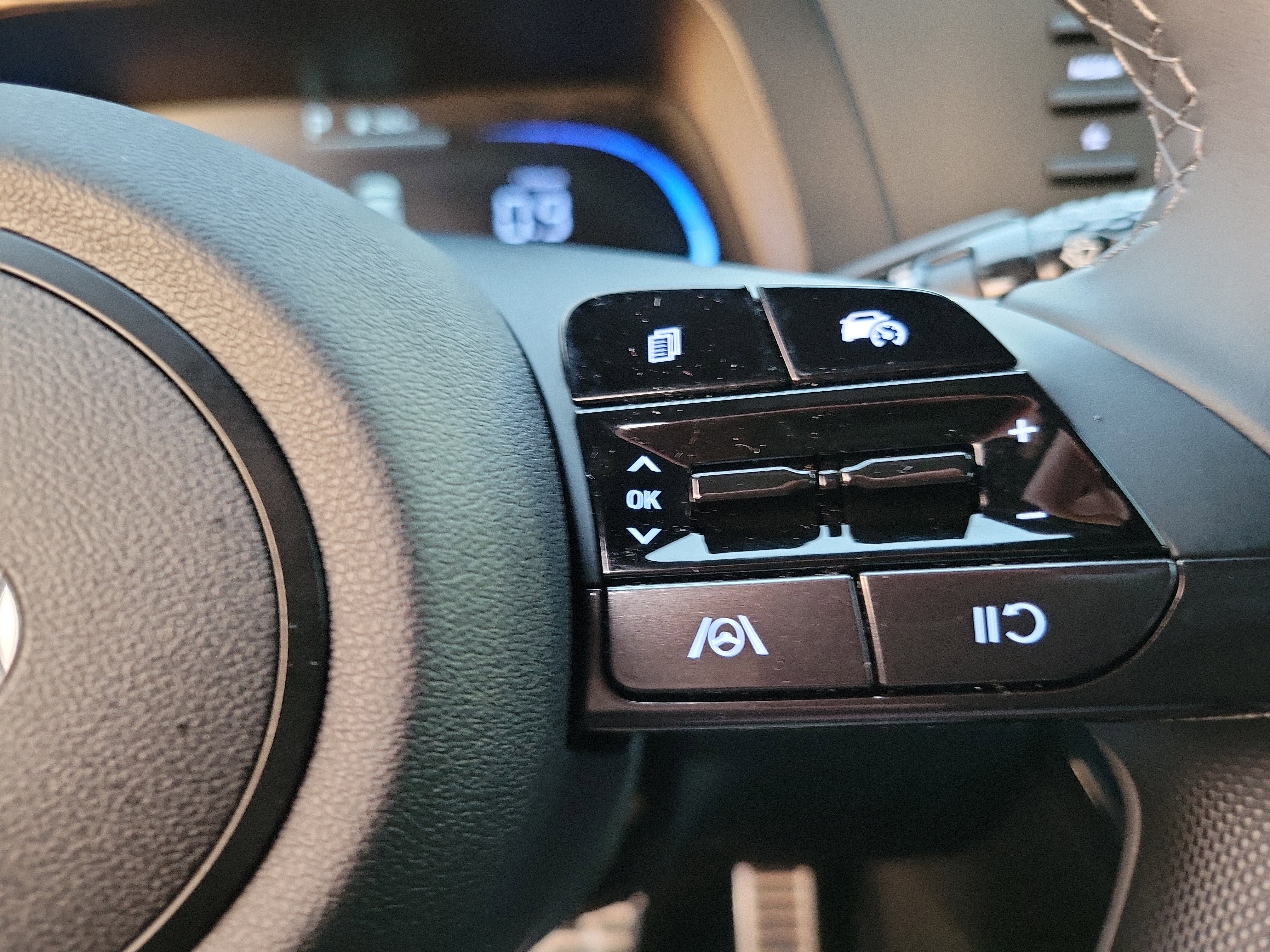 Certified 2025 Hyundai Elantra Sport w/ Cargo Package image 8