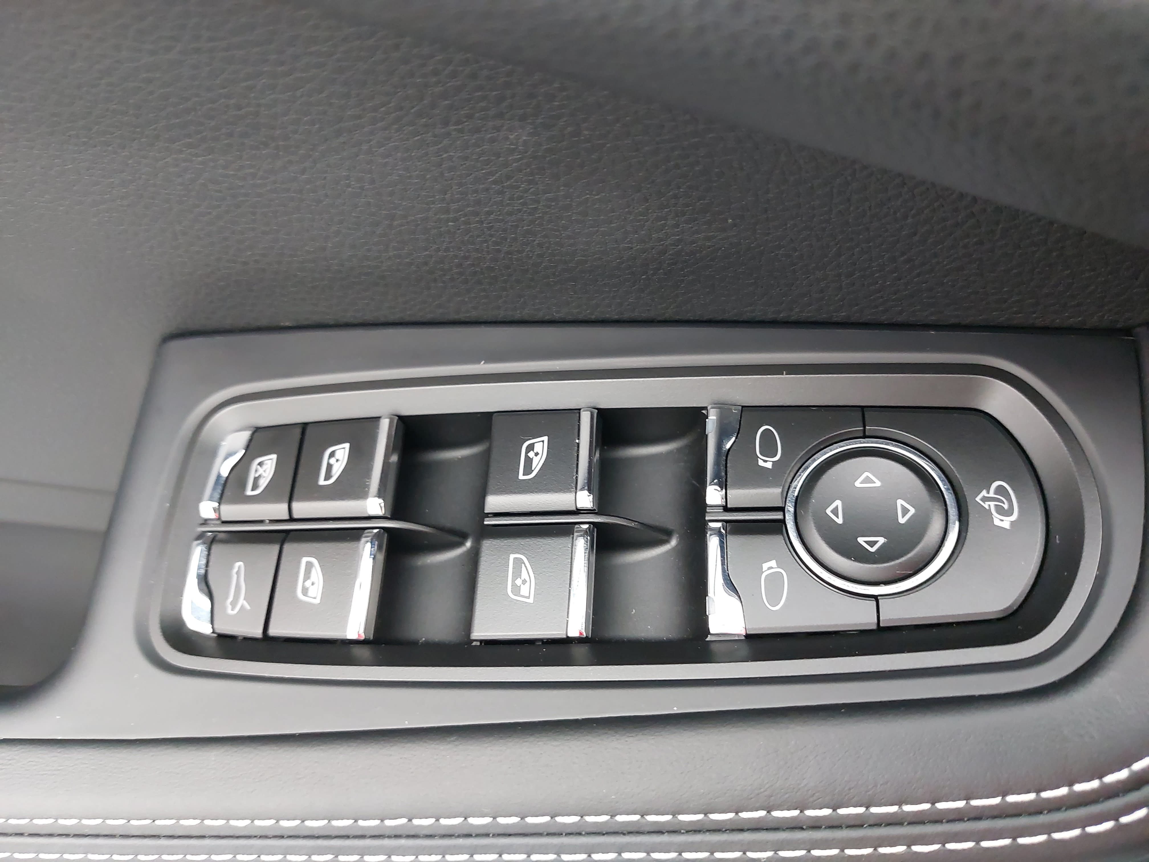 Certified 2026 Porsche Macan S AWD/4WD image 30