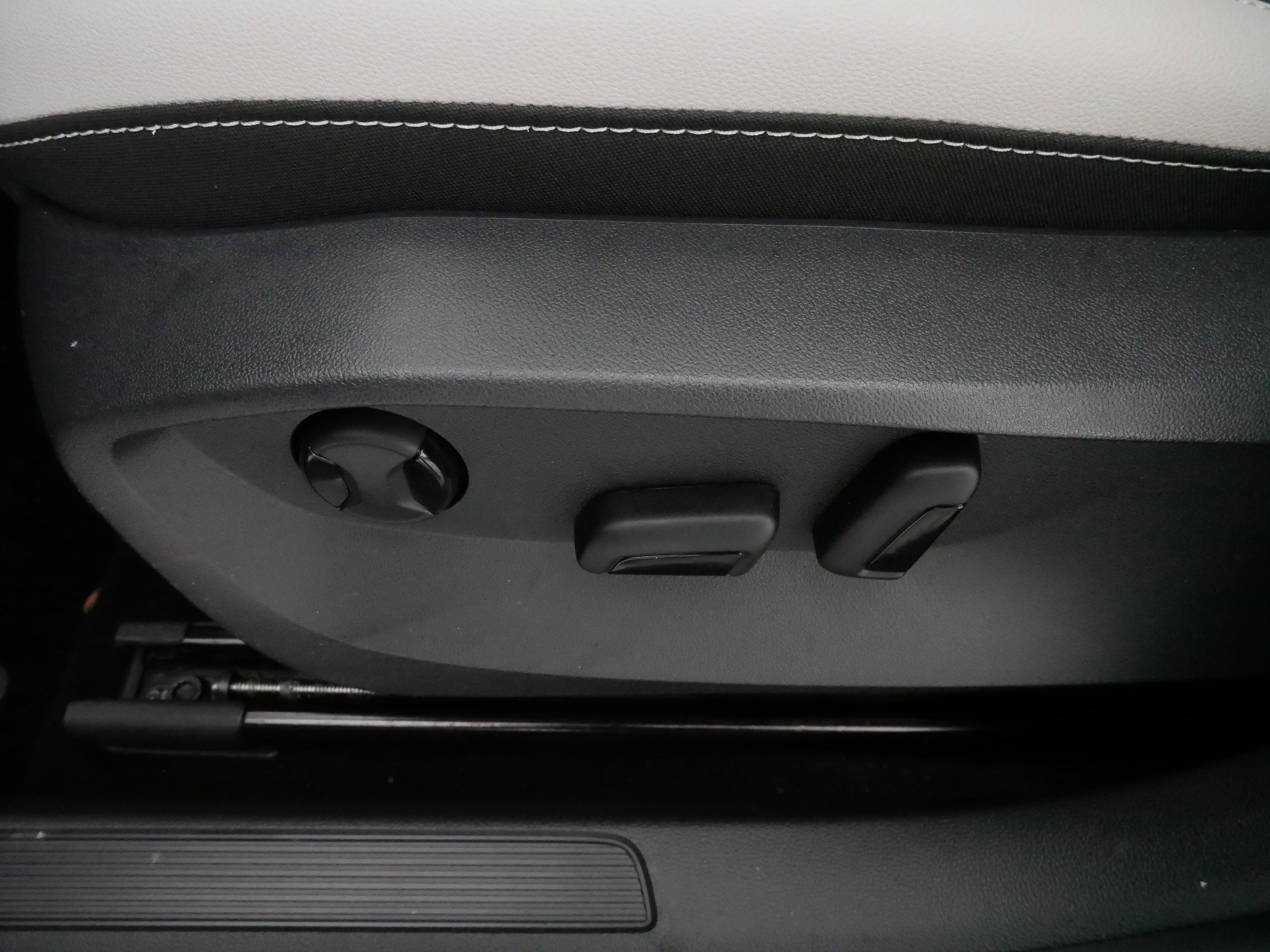 Certified 2025 Volkswagen Taos SE image 20