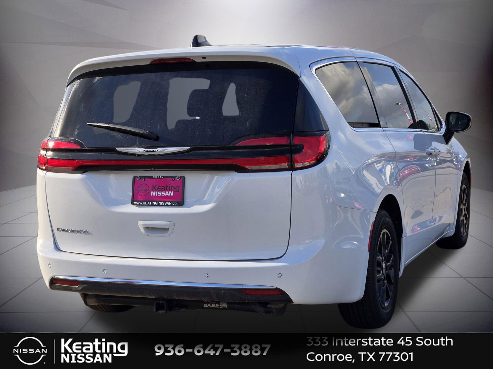 Used 2024 Chrysler Pacifica Touring image 3