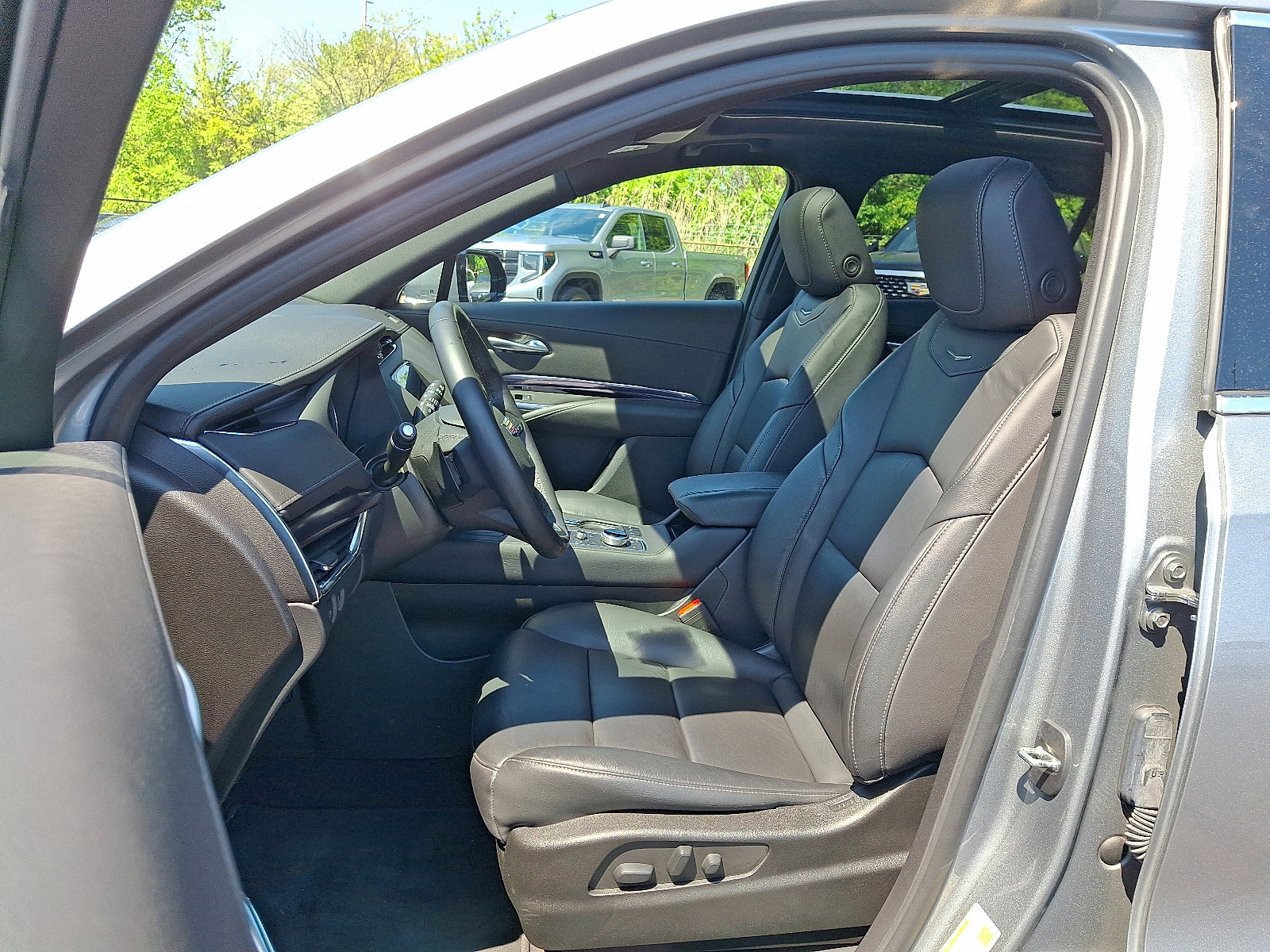 Certified 2023 Cadillac XT4 Luxury w/ Cold Weather Package AWD/4WD image 17