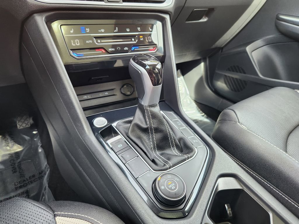 Certified 2025 Volkswagen Taos SEL AWD/4WD image 16