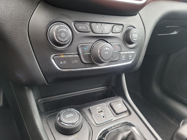 Used 2019 Jeep Cherokee Latitude Plus AWD/4WD image 24