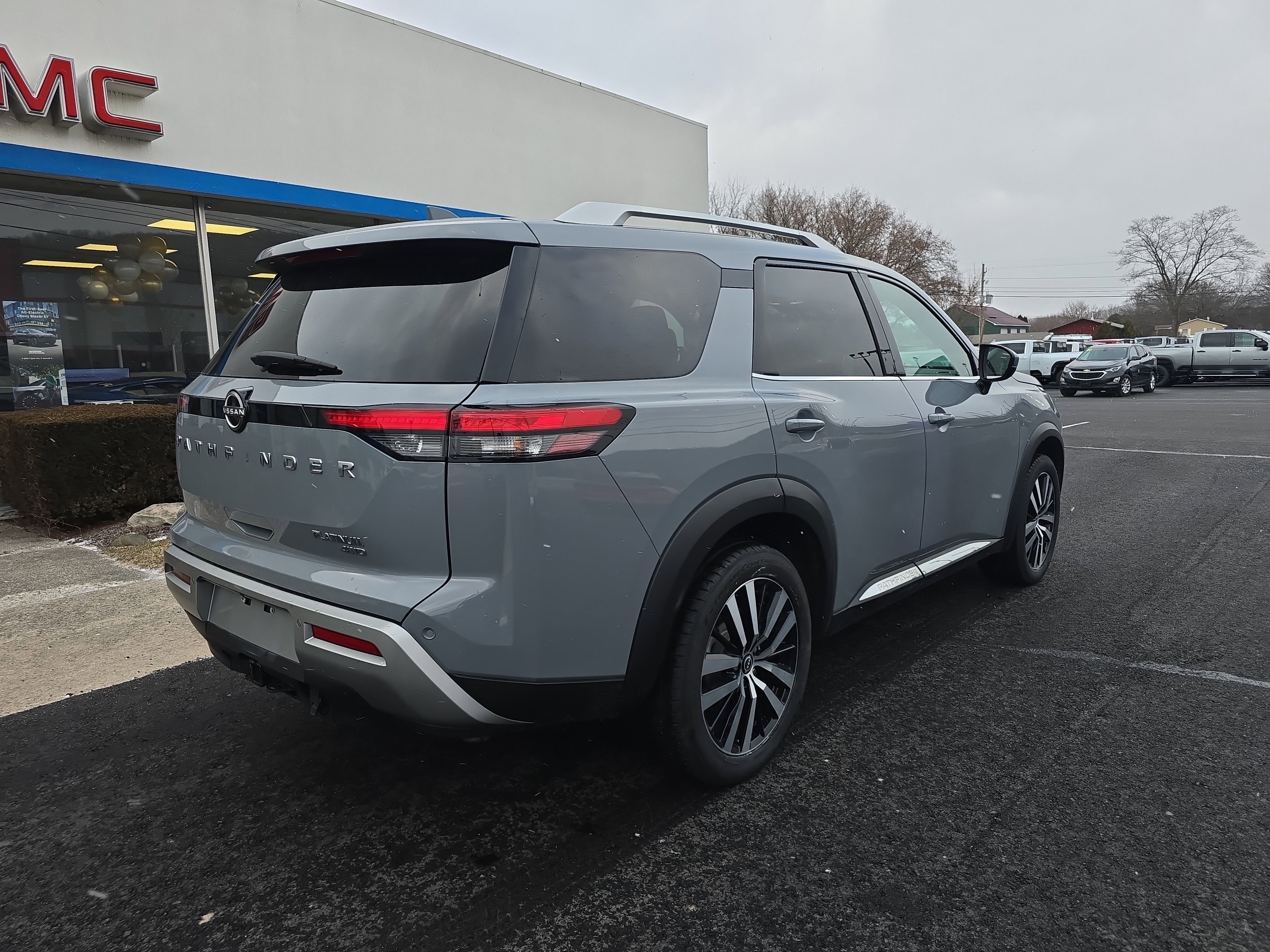 Used 2023 Nissan Pathfinder Platinum image 3