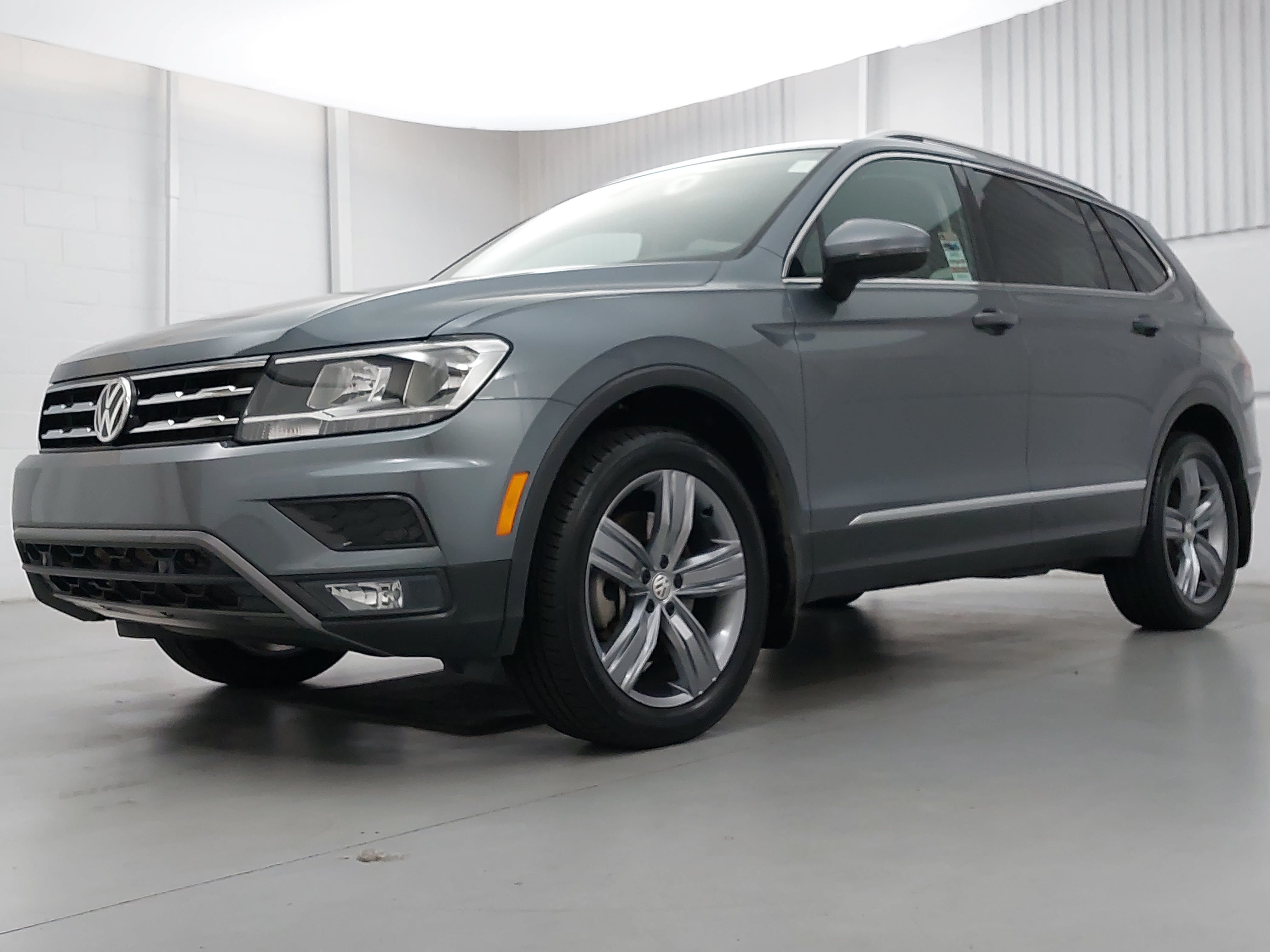 Used 2020 Volkswagen Tiguan SEL w/ 3rd Row Seat Package AWD/4WD image 1