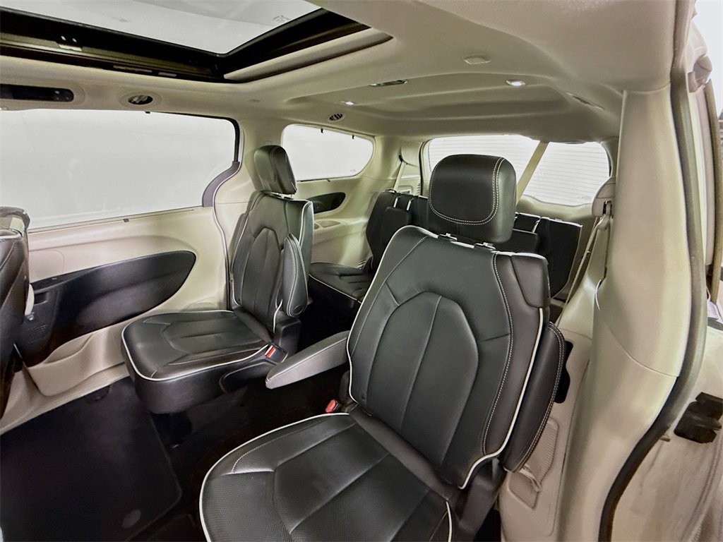 Used 2022 Chrysler Pacifica Limited w/ Uconnect Theater Family Group image 24