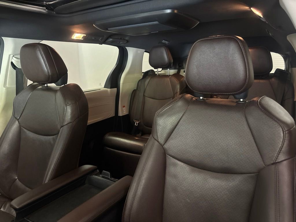 Used 2022 Toyota Sienna Platinum AWD/4WD image 16