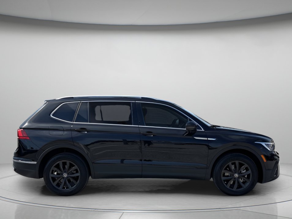 Used 2024 Volkswagen Tiguan SE image 2