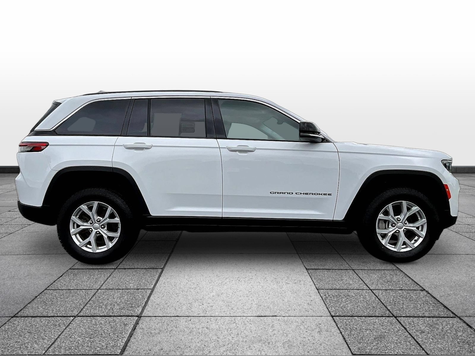 Used 2023 Jeep Grand Cherokee Limited AWD/4WD image 4