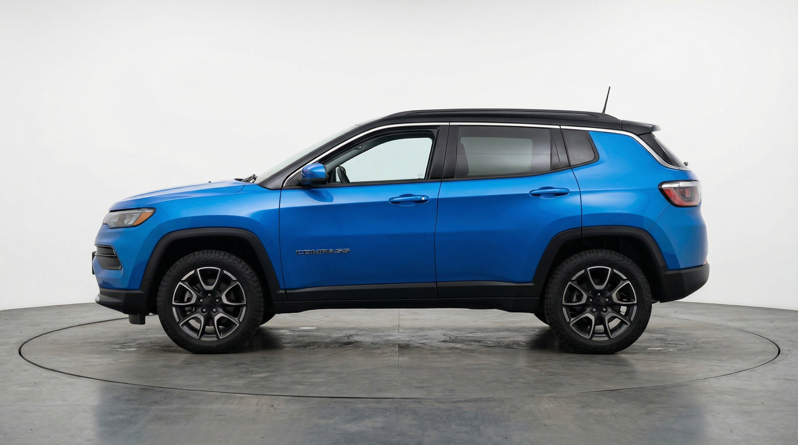 Used 2025 Jeep Compass Trailhawk image 5