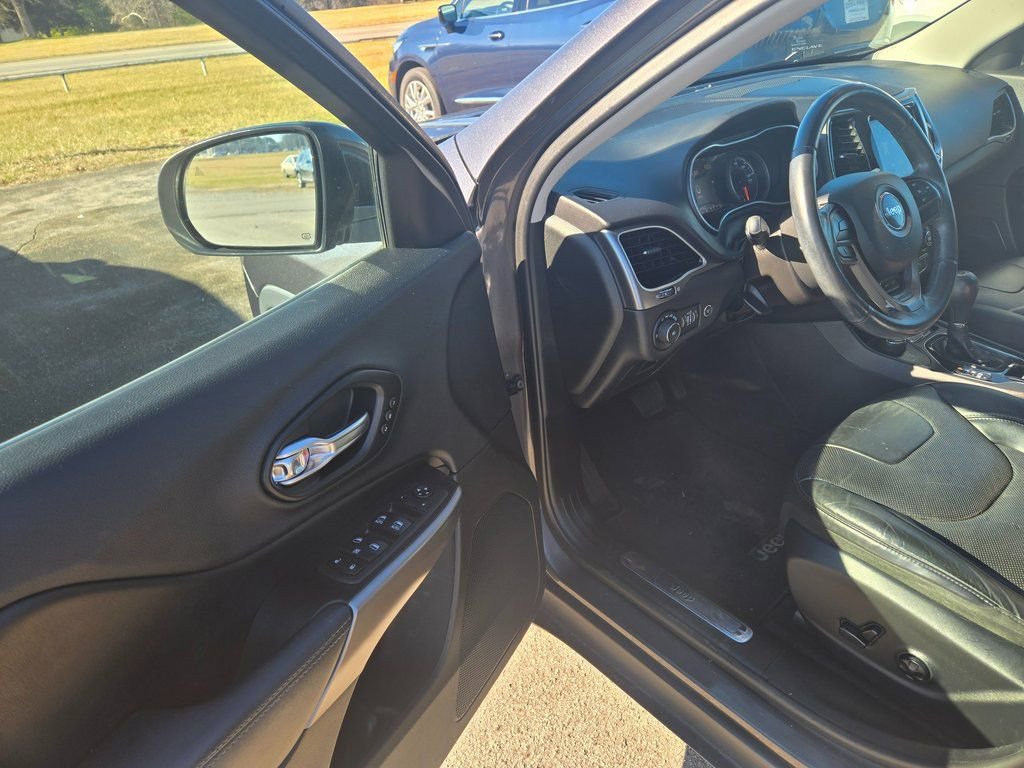Used 2019 Jeep Cherokee Limited w/ Luxury Group image 6