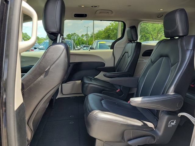 Used 2023 Chrysler Pacifica Touring-L FWD image 16