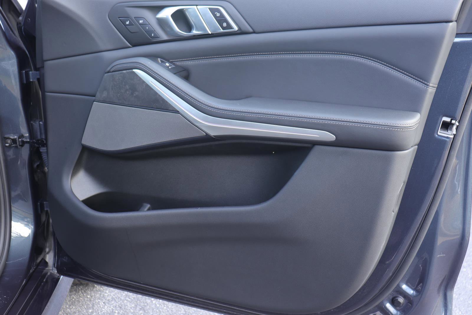 Used 2022 BMW X5 M50i w/ Executive Package image 18