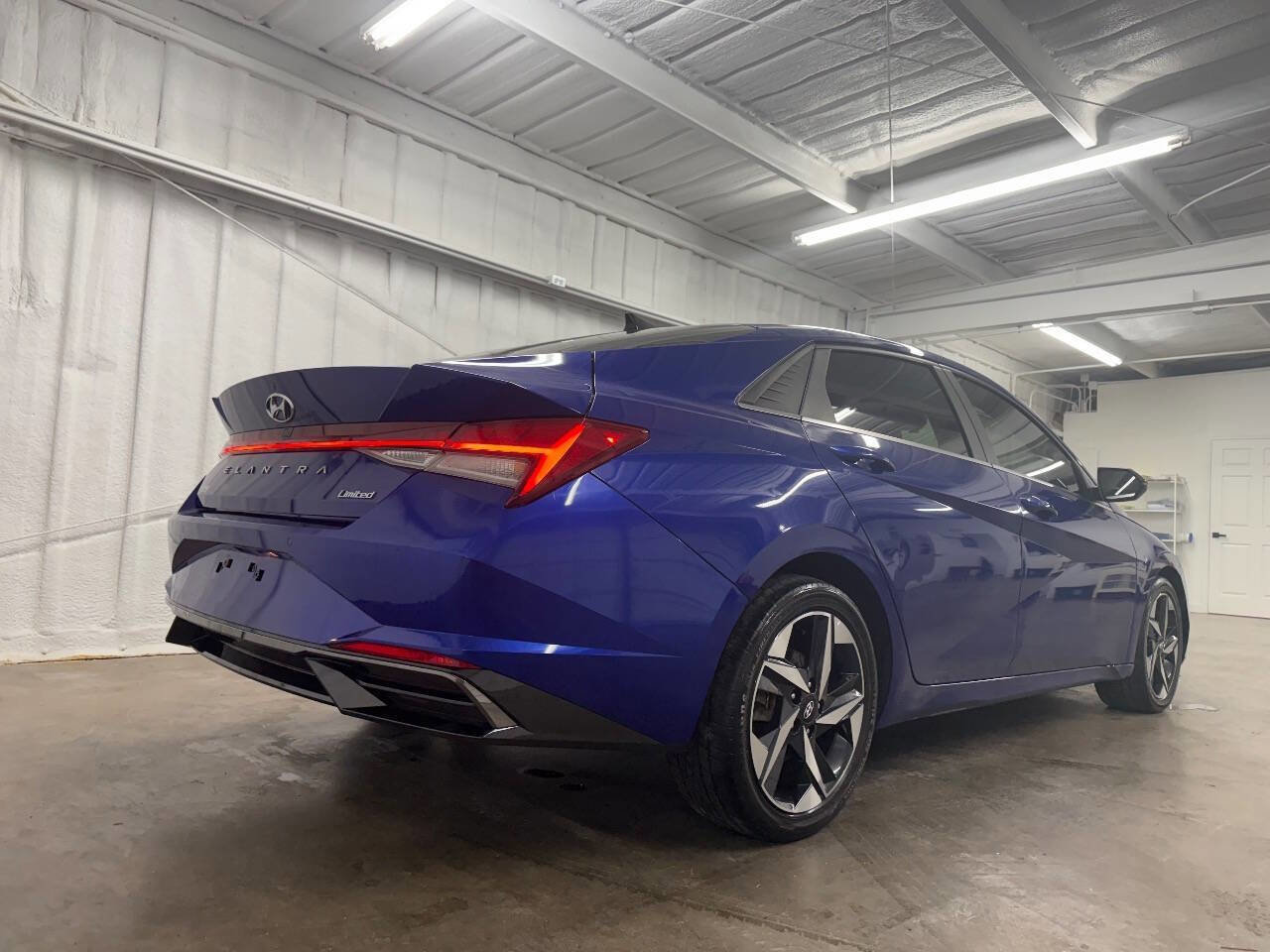 Used 2021 Hyundai Elantra Limited image 17