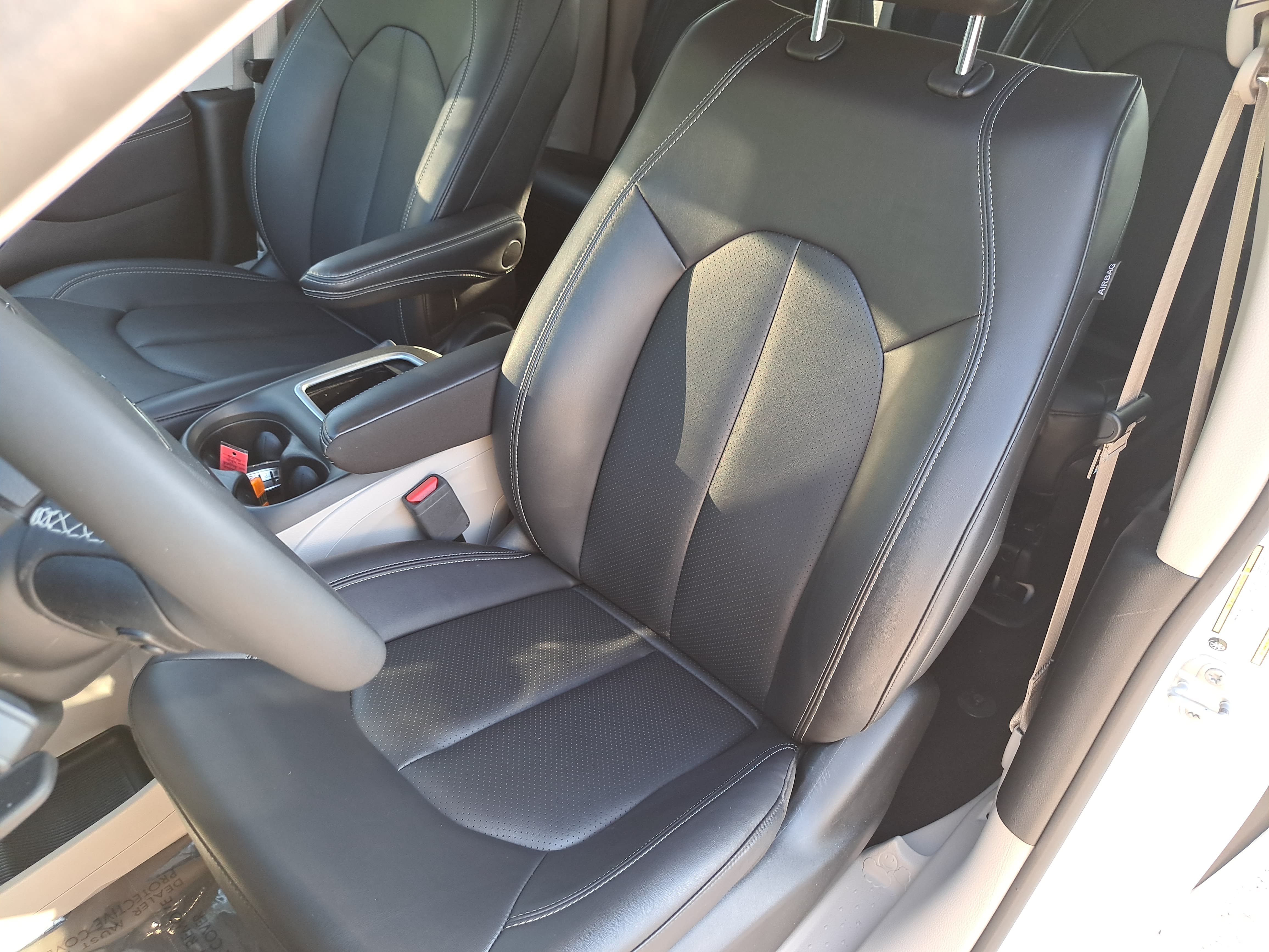 Used 2024 Chrysler Pacifica Limited FWD image 16
