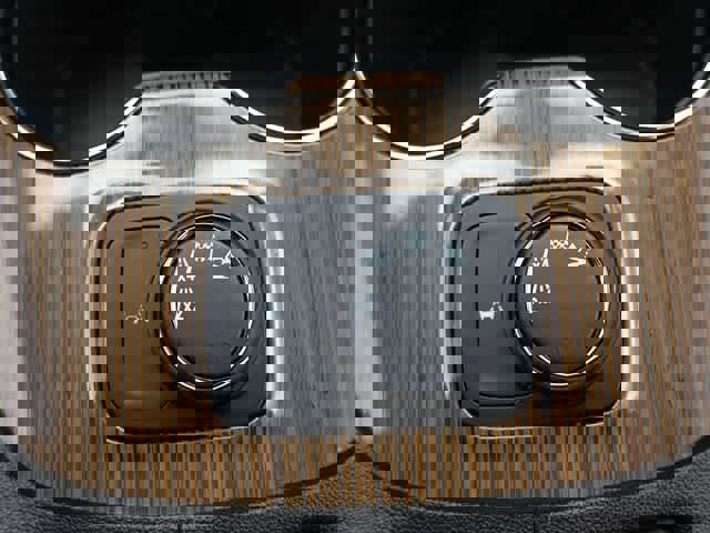 Used 2023 GMC Acadia SLE image 21