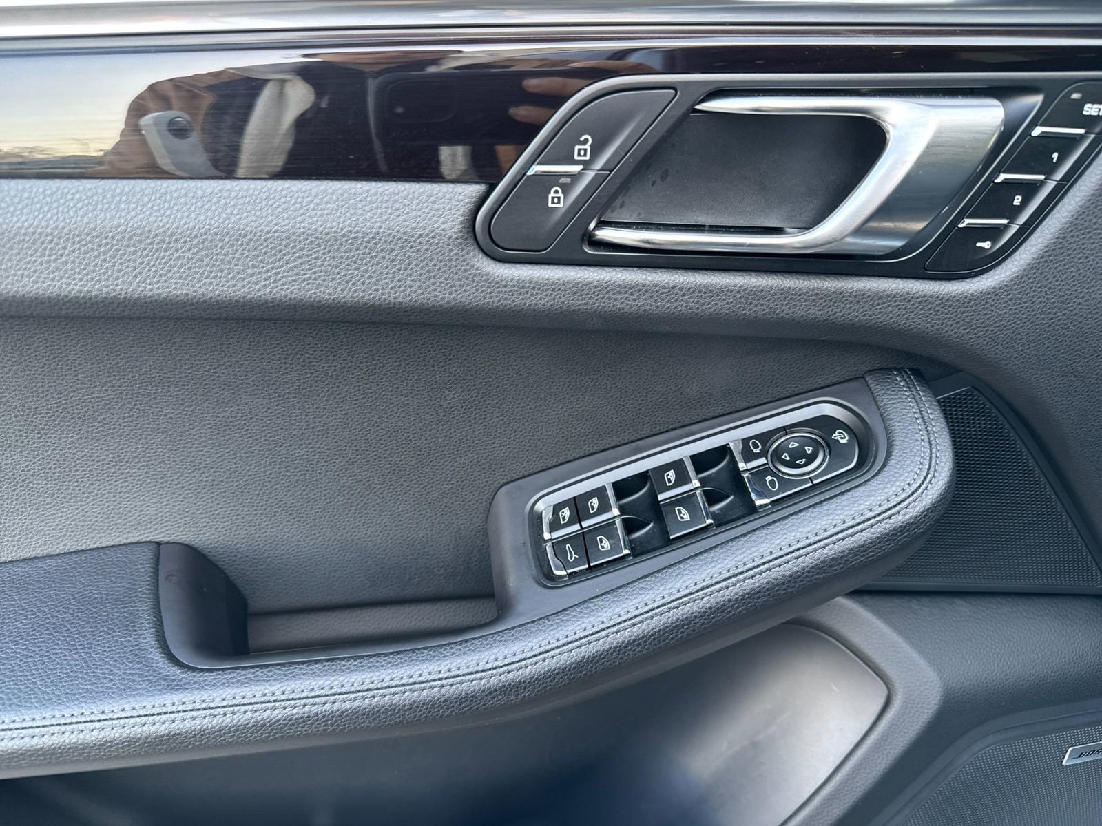 Certified 2022 Porsche Macan image 12