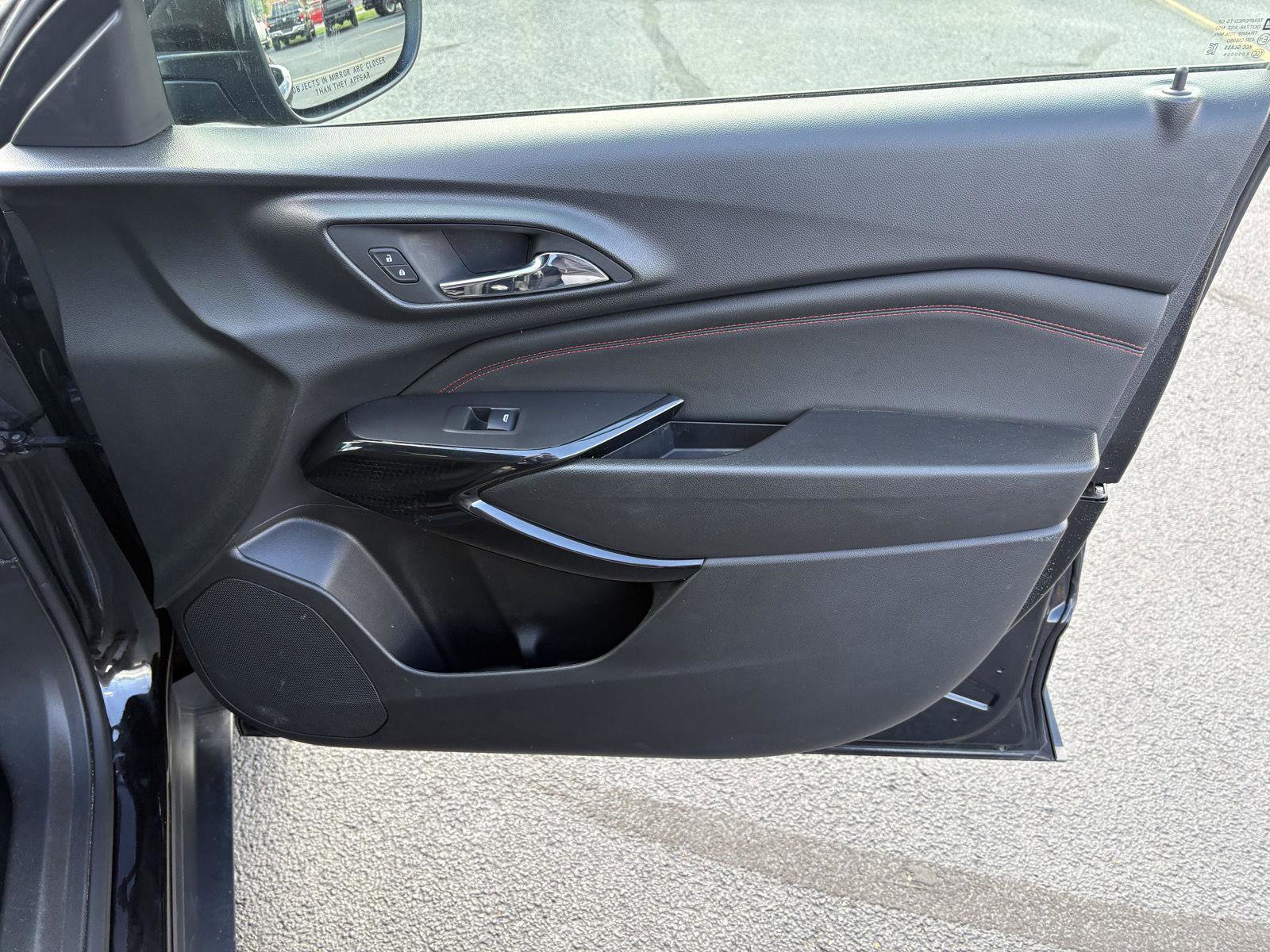 Used 2025 Chevrolet Trax RS FWD image 16