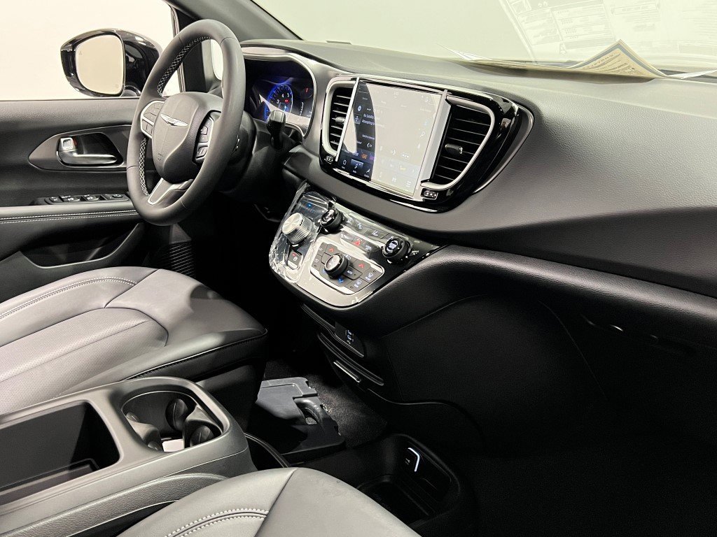 New 2026 Chrysler Voyager LX image 34