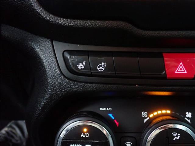 Used 2017 Jeep Renegade Latitude AWD/4WD image 12
