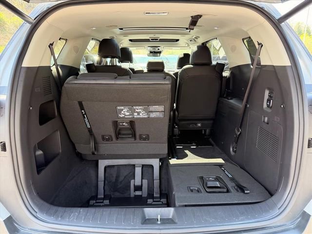Used 2025 Kia Carnival SX w/ SX Dark Edition Package FWD image 32