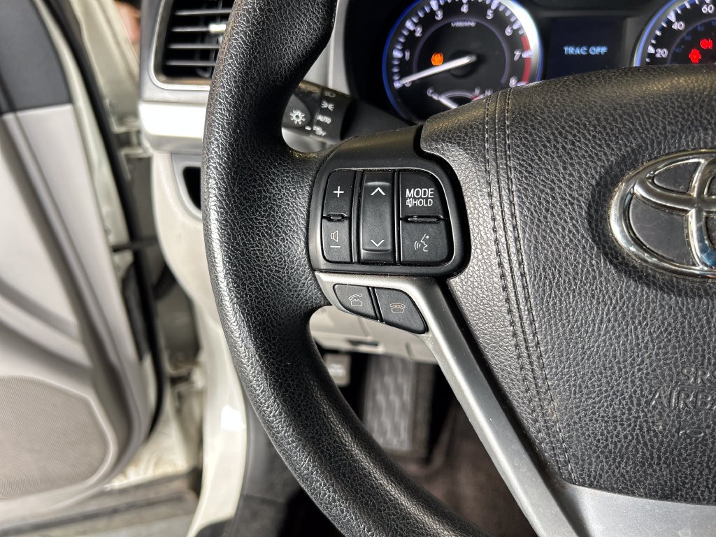 Used 2016 Toyota Highlander LE FWD image 18