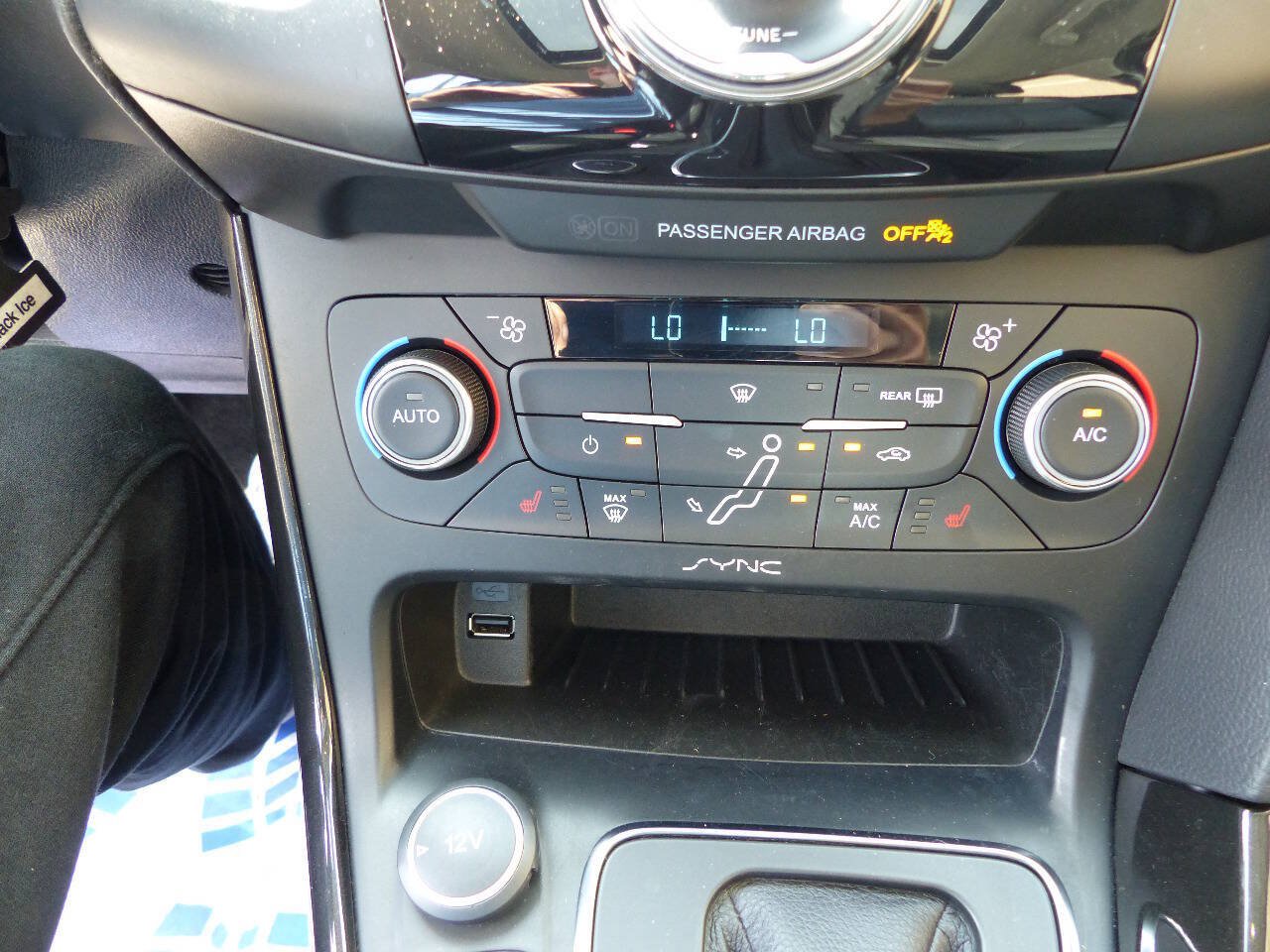 Used 2017 Ford Focus Titanium FWD image 36