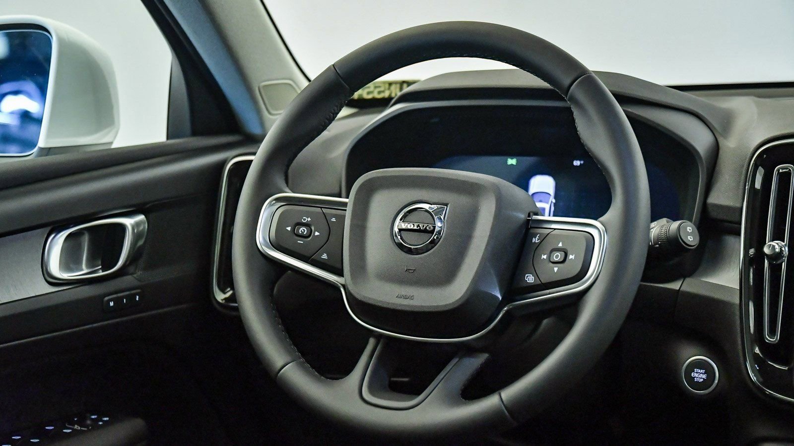 Used 2025 Volvo XC40 B5 Core w/ Protection Package Premier image 3