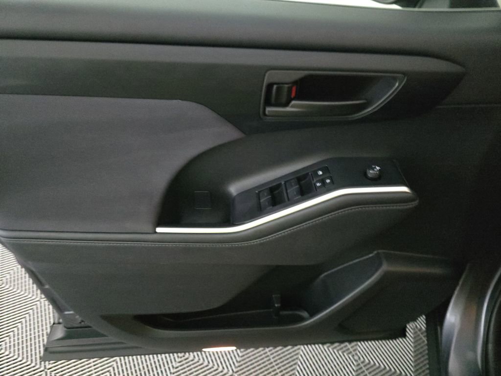Used 2024 Toyota Highlander LE image 11